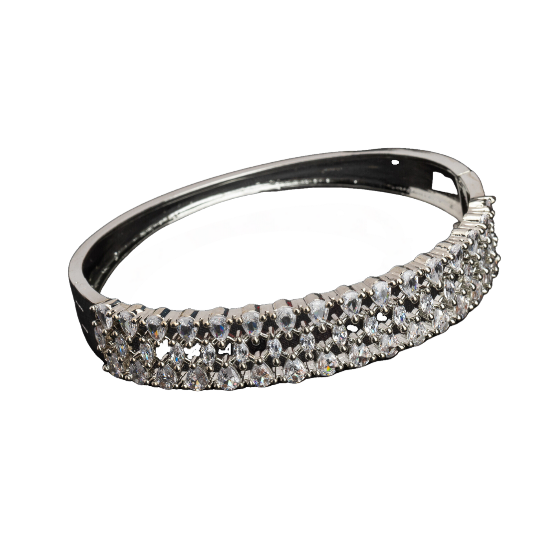 White zircon bracelet with dazzling stones, a sophisticated choice for party elegance.