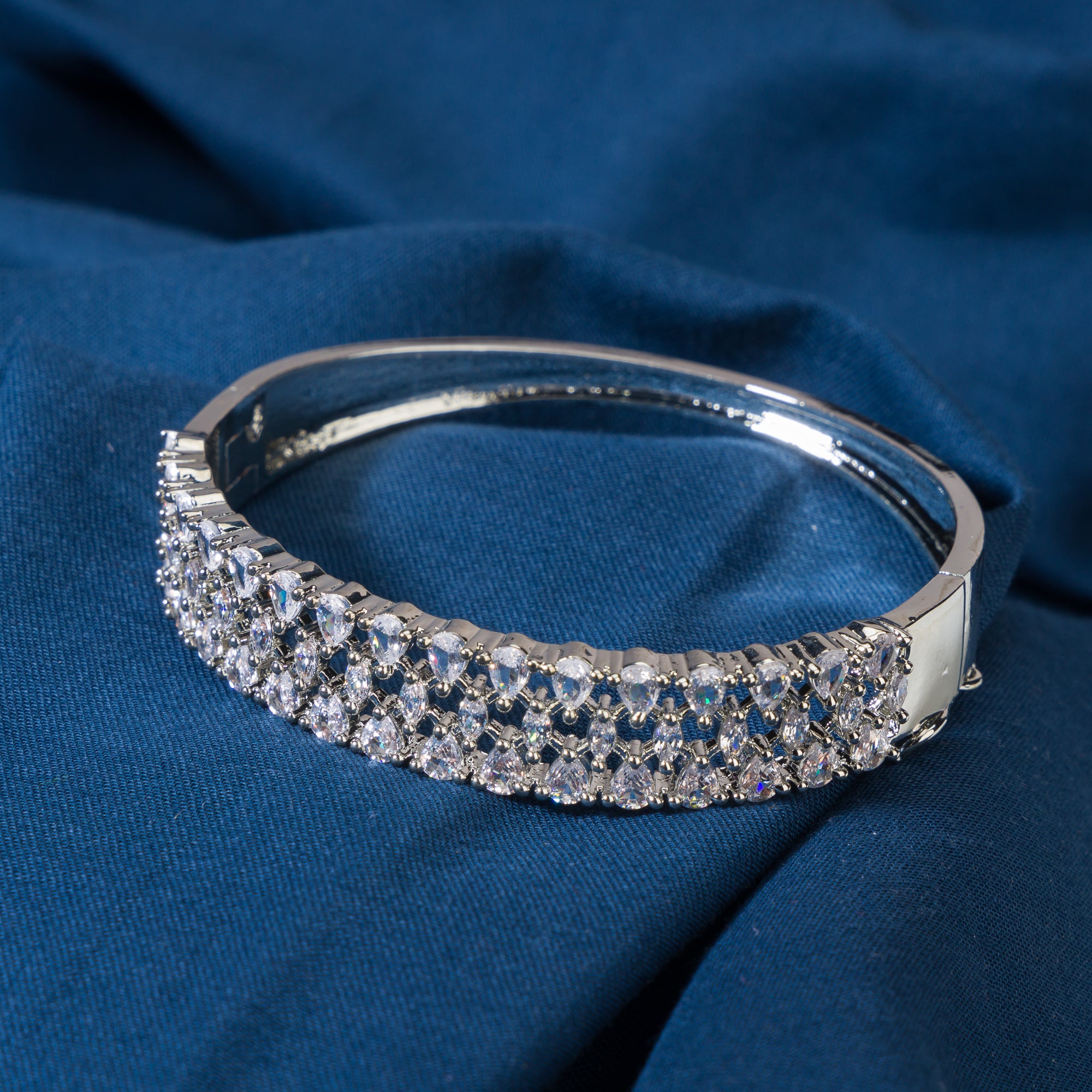 White zircon bracelet with dazzling stones, a sophisticated choice for party elegance.