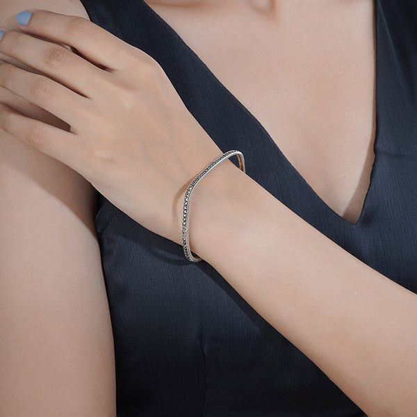 Sleek square-shaped 925 silver bracelet, modern design for casual elegance. Perfect for any look.
