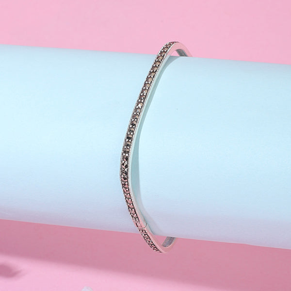 Sleek square-shaped 925 silver bracelet, modern design for casual elegance. Perfect for any look.