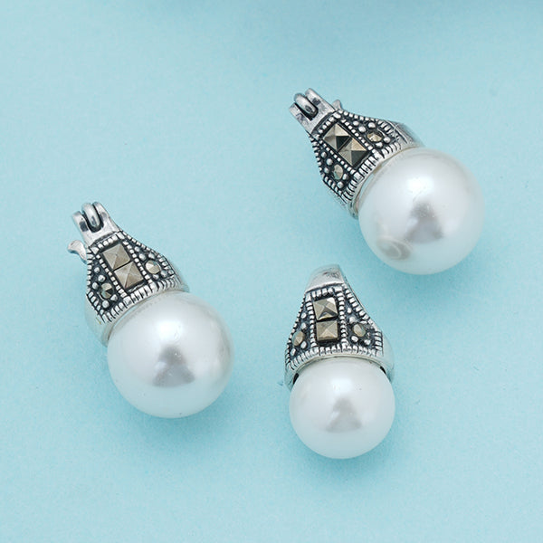 Pearl-studded 925 silver pendant set with matching earrings, adding elegance to your casual style.