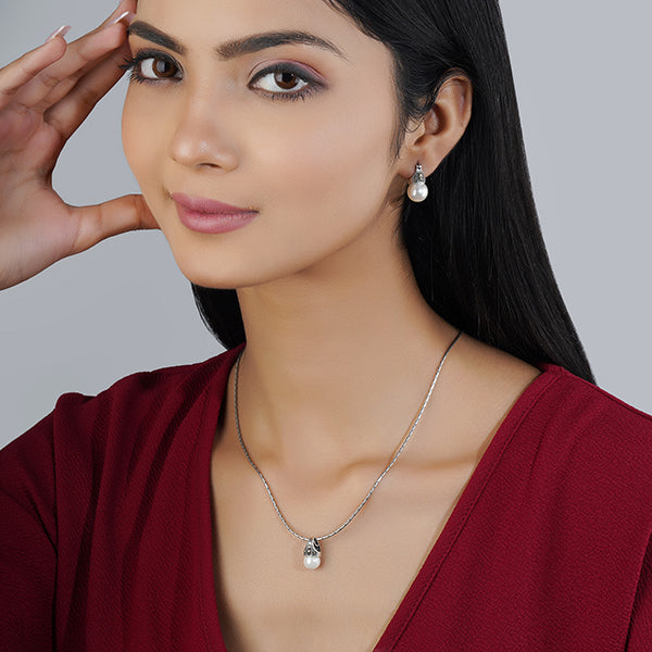 Pearl-studded 925 silver pendant set with matching earrings, adding elegance to your casual style.