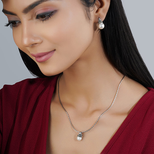 Pearl-studded 925 silver pendant set with matching earrings, adding elegance to your casual style.