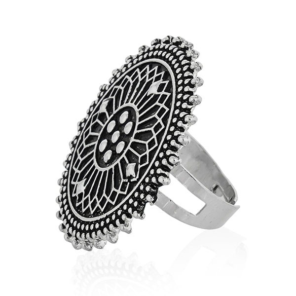 Timeless oxidized silver ring with beautiful detailing and a vintage charm.