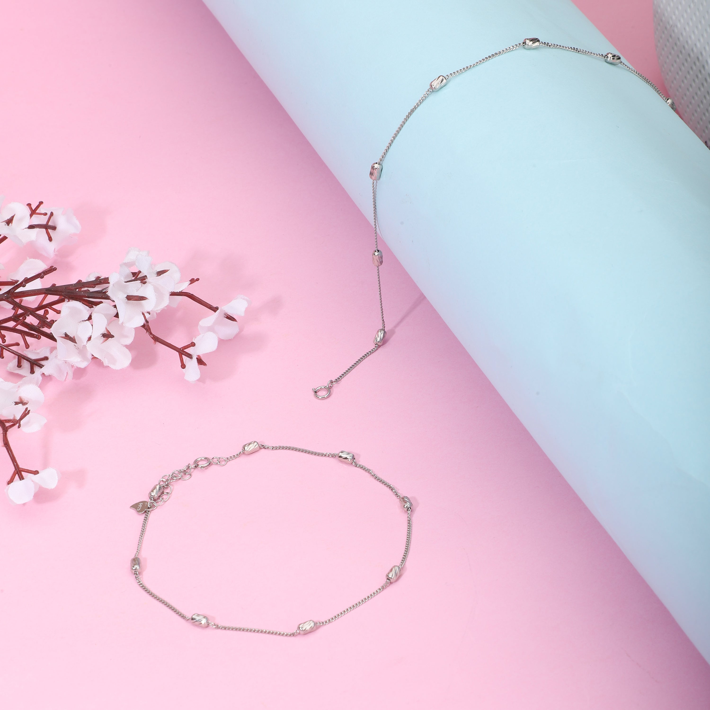 Elegant 925 silver anklet with delicate design, adding sophistication and style to any look.