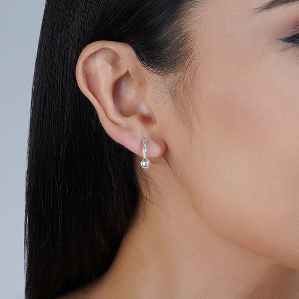 Classic 925 silver hoop earrings, timeless design for a versatile and elegant everyday look.