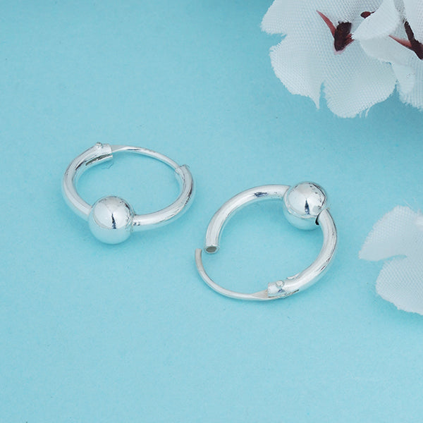 Classic 925 silver hoop earrings, timeless design for a versatile and elegant everyday look.