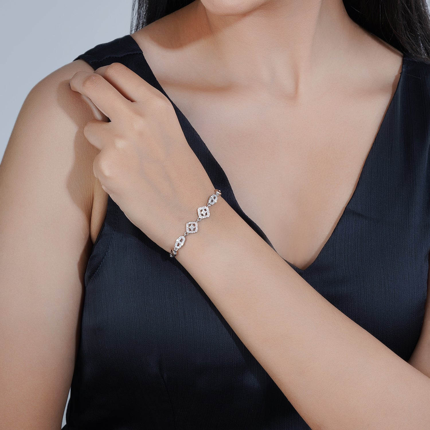 Elegant 925 silver bracelet with beautiful designs, perfect for everyday wear.