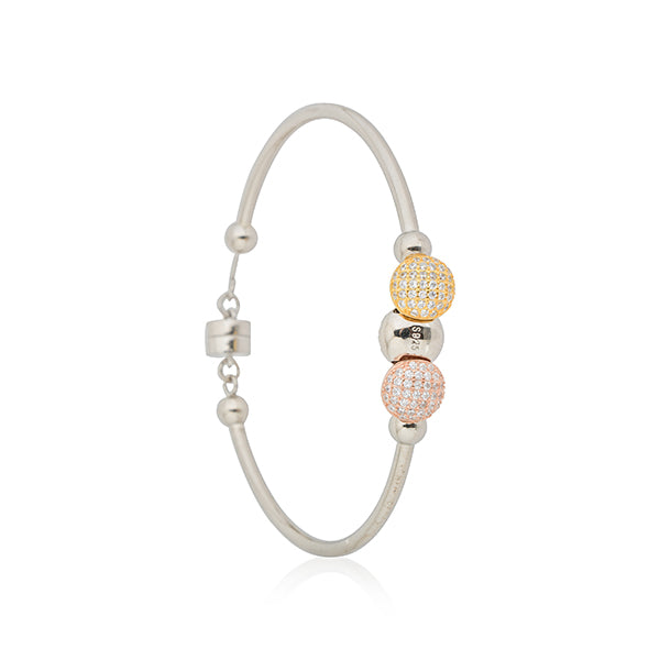 Timeless 925 silver bracelet, offering classic elegance and versatility for any occasion.
