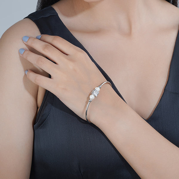 "925 silver bracelet featuring exquisite designs, ideal for casual wear and timeless style."