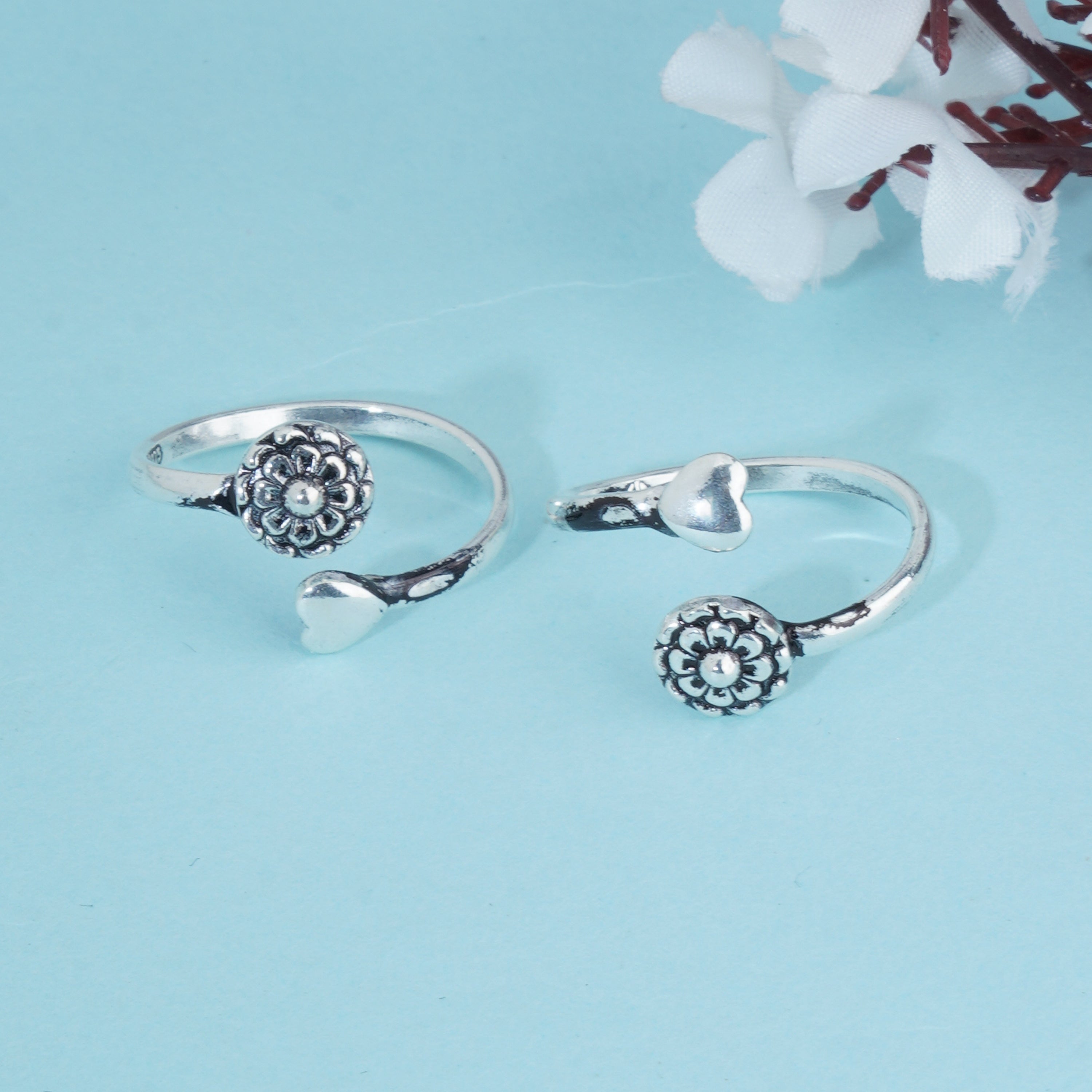 "Sleek 925 silver toe ring with a timeless design, perfect for casual elegance and everyday wear."