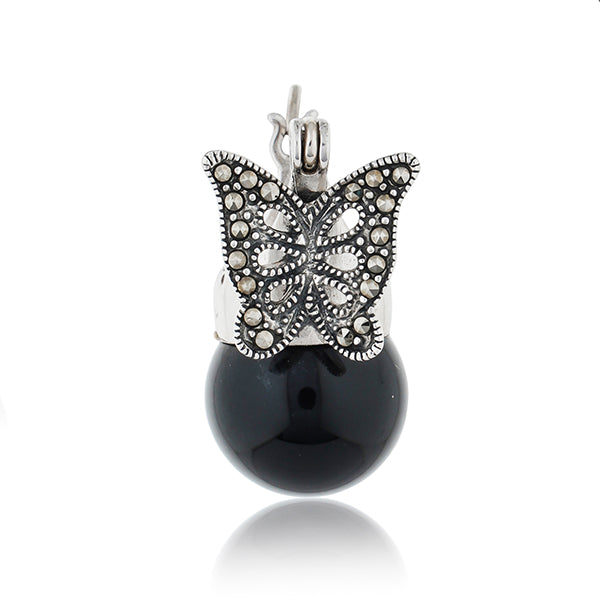 "Elegant 925 silver butterfly pendant set with pearls, perfect for a sophisticated party look."