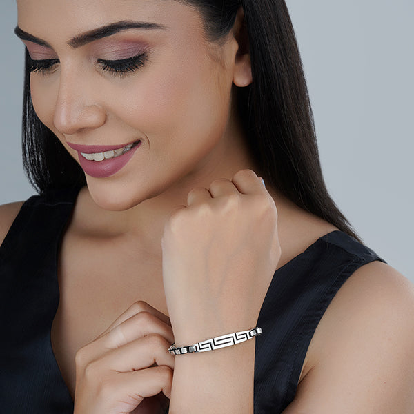 "Elegant 925 silver chain bracelet with beautiful designs, perfect for casual wear."