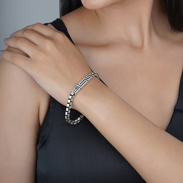 "Elegant 925 silver chain bracelet with beautiful designs, perfect for casual wear."