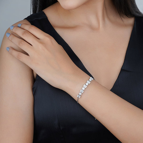 "Elegant 925 silver adjustable bracelet adorned with sparkling zircon stones, timeless and versatile."