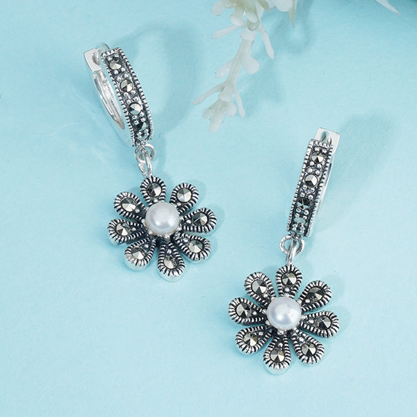 "Elegant 925 silver hoop earrings with a polished finish, perfect for any occasion."