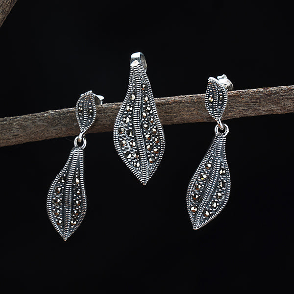 Elegant 925 sterling silver pendant set with delicate leaf design for casual natural charm.