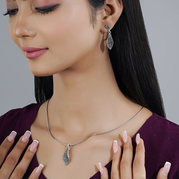 Elegant 925 sterling silver pendant set with delicate leaf design for casual natural charm.
