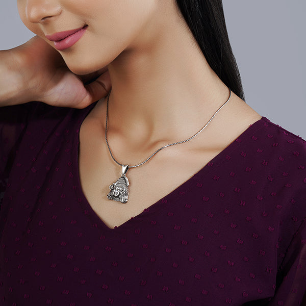 Exquisite 925 silver pendant featuring the divine image of Lord Shiva for a spiritual touch.