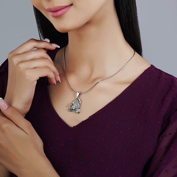 Exquisite 925 silver pendant featuring the divine image of Lord Shiva for a spiritual touch.