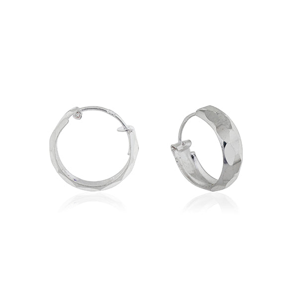 Delicate 925 silver hoop earrings with a small ring design, adding subtle style to any outfit.