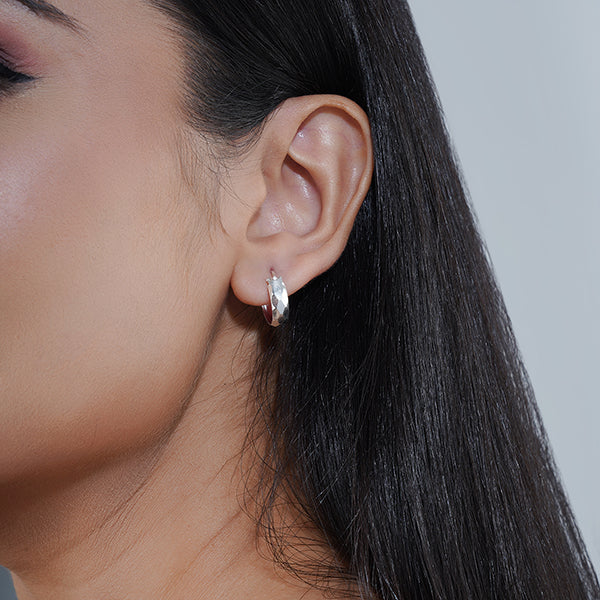 Delicate 925 silver hoop earrings with a small ring design, adding subtle style to any outfit.
