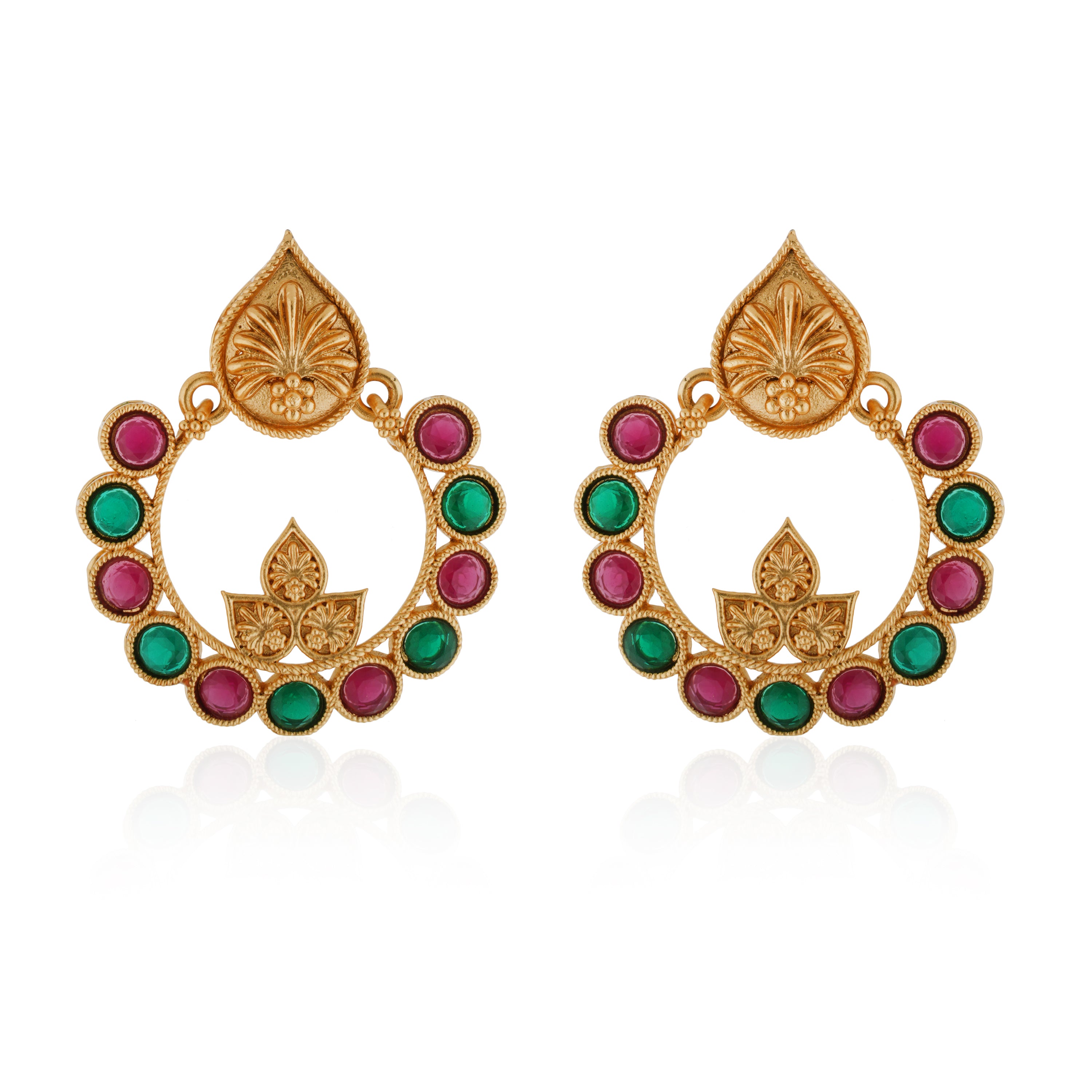 Dazzling gold-tone choker set with a rich finish, ideal for adding elegance to any festive look