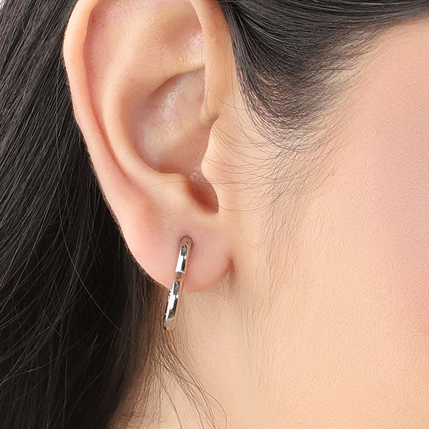 "Charming 925 silver heart-shaped hoop earrings, adding love and elegance to your style."