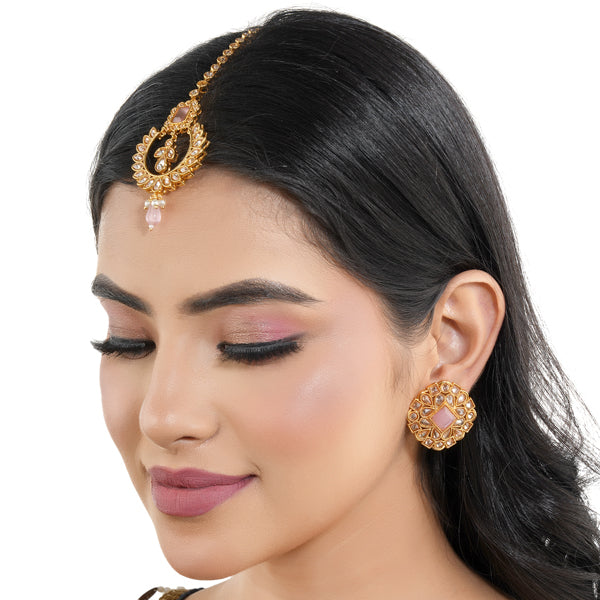 "Kundan-studded earrings with matching maang tika, a timeless set for a classic festive look."