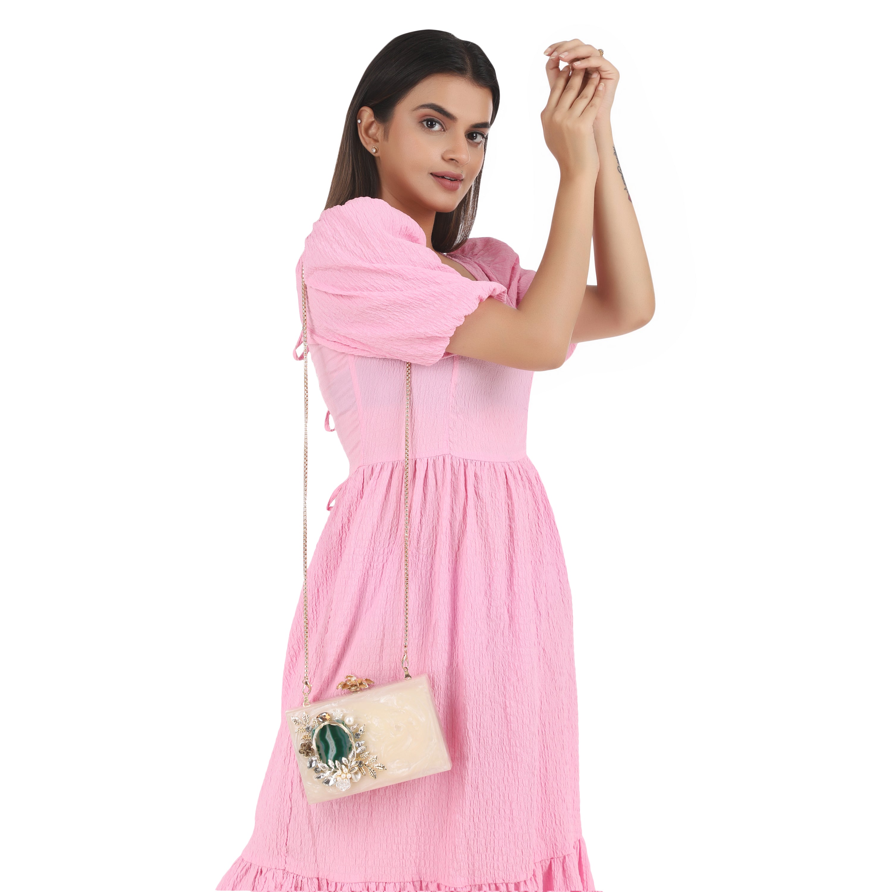 Resin clutch with captivating green agate stone, paired with a stylish sling chain for elegance.