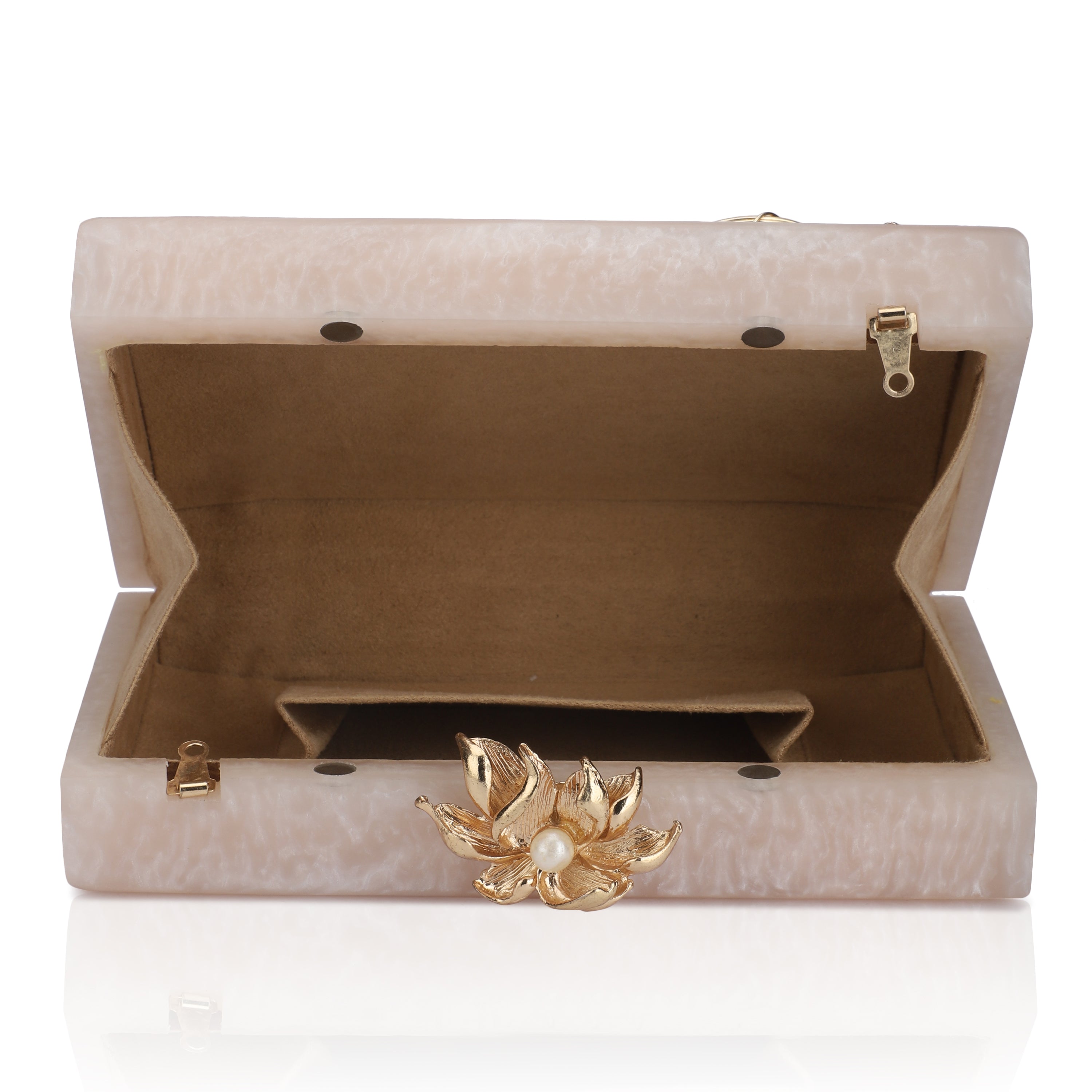 Resin clutch with captivating green agate stone, paired with a stylish sling chain for elegance.