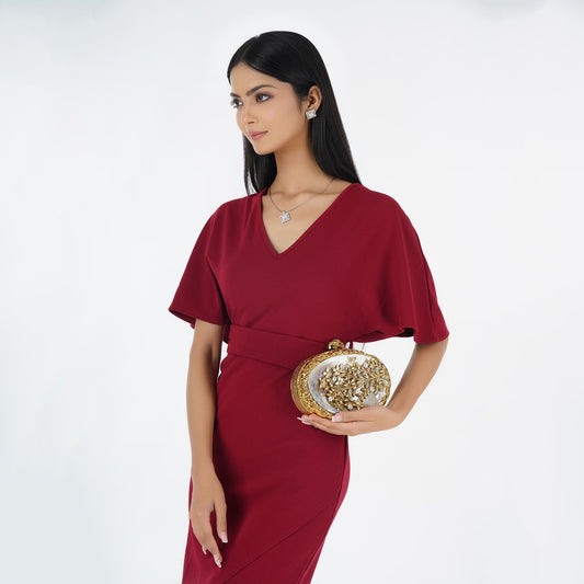 THIS OVAL BRASS MOP CLUTCH COMBINES CLASSIC DESIGN WITH A SOPHISTICATED TOUCH. A REFINED ACCESSORY THAT ADDS A UNIQUE FLAIR TO ANY ENSEMBLE."