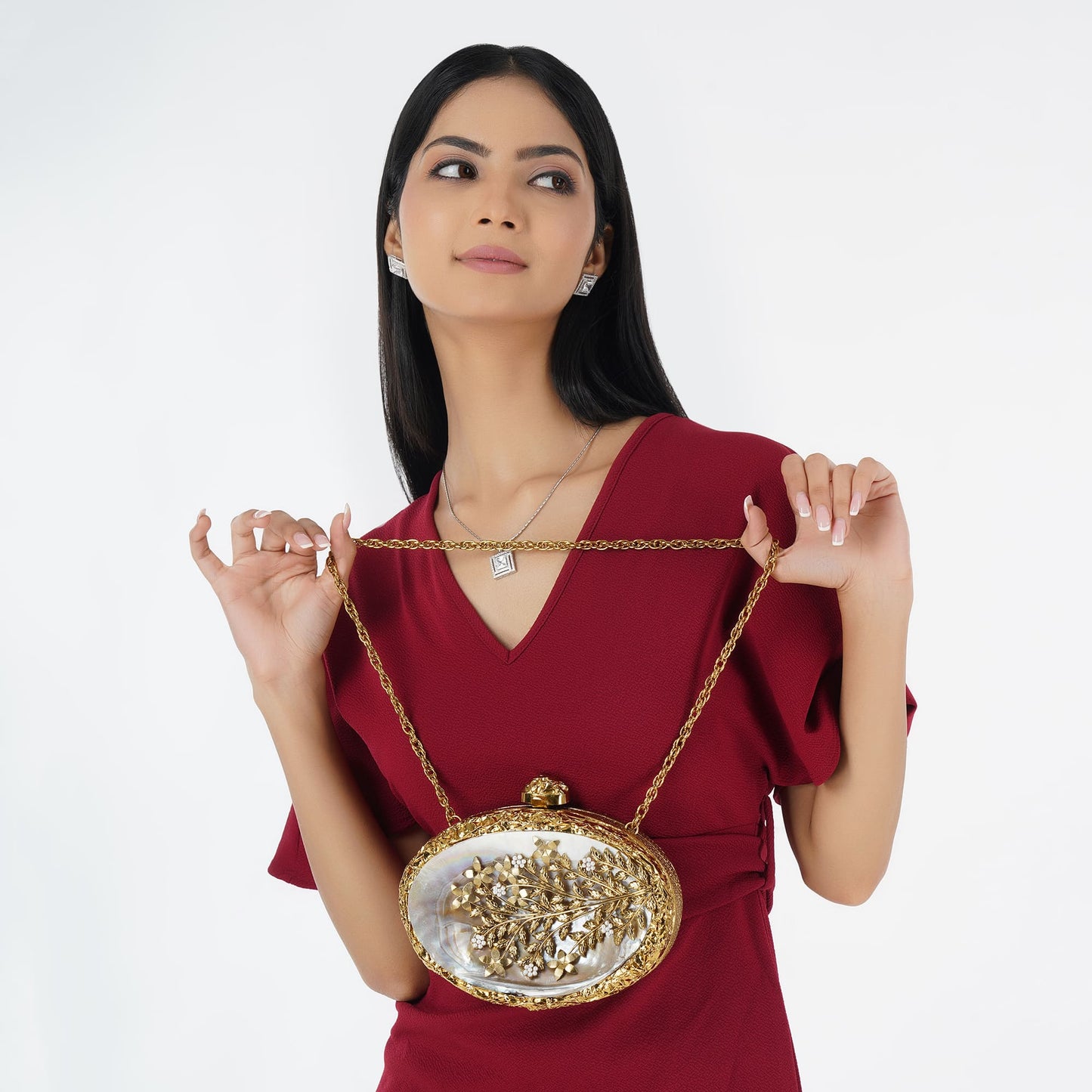 THIS OVAL BRASS MOP CLUTCH COMBINES CLASSIC DESIGN WITH A SOPHISTICATED TOUCH. A REFINED ACCESSORY THAT ADDS A UNIQUE FLAIR TO ANY ENSEMBLE."