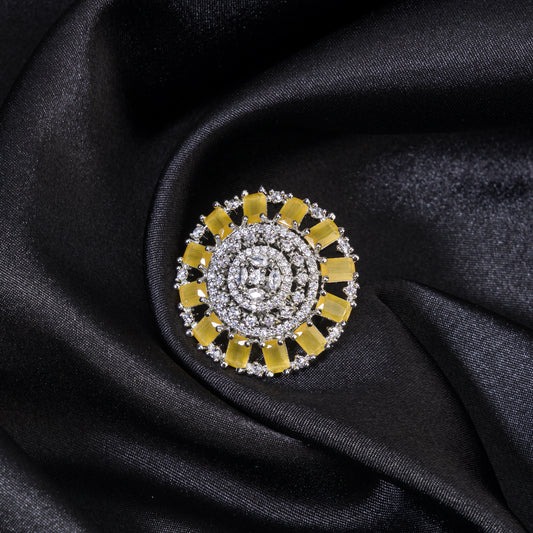 A FINGER RING WITH A YELLOW ZIRCON STONE OFFERS A VIBRANT, SUNNY TOUCH WITH ITS BRIGHT, EYE-CATCHING HUE.