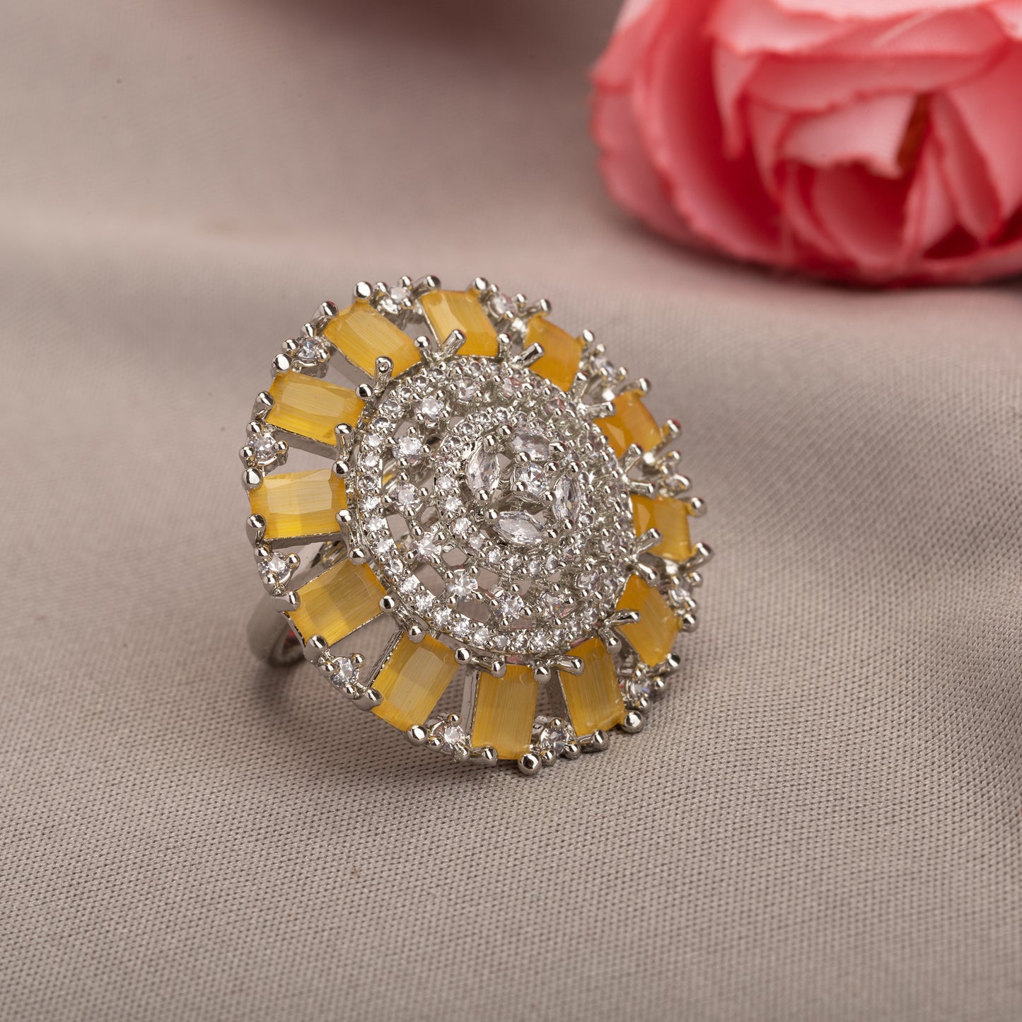 A FINGER RING WITH A YELLOW ZIRCON STONE OFFERS A VIBRANT, SUNNY TOUCH WITH ITS BRIGHT, EYE-CATCHING HUE.