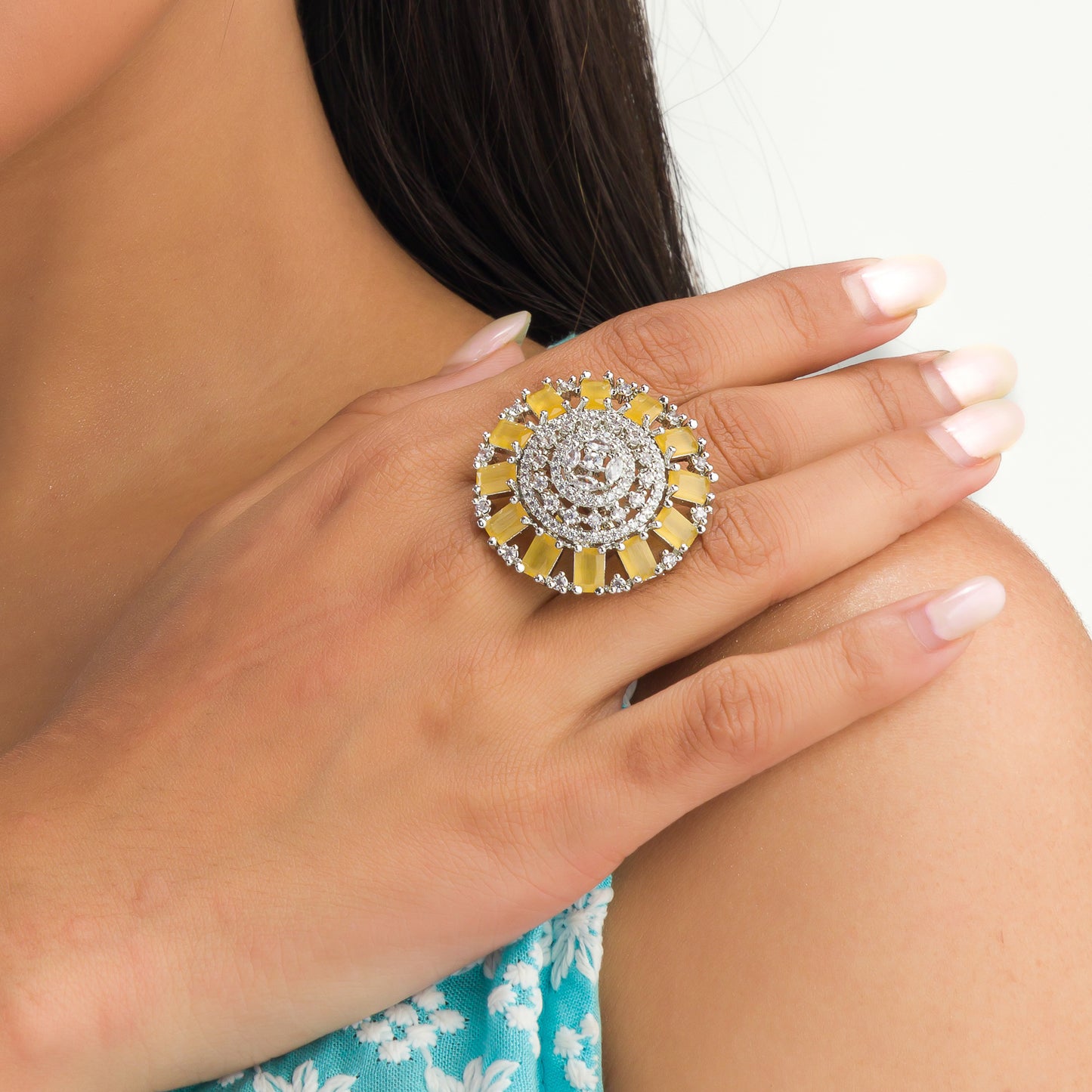 A FINGER RING WITH A YELLOW ZIRCON STONE OFFERS A VIBRANT, SUNNY TOUCH WITH ITS BRIGHT, EYE-CATCHING HUE.