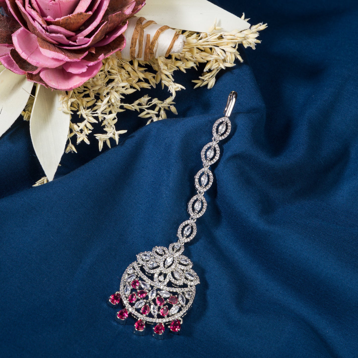 A SHORT RED ZIRCON MAANGTIKA OFFERS A SUBTLE YET STRIKING TOUCH OF COLOR AND ELEGANCE.