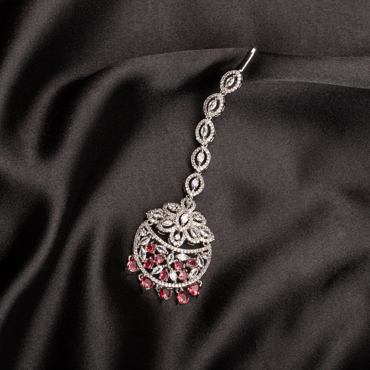 A SHORT RED ZIRCON MAANGTIKA OFFERS A SUBTLE YET STRIKING TOUCH OF COLOR AND ELEGANCE.