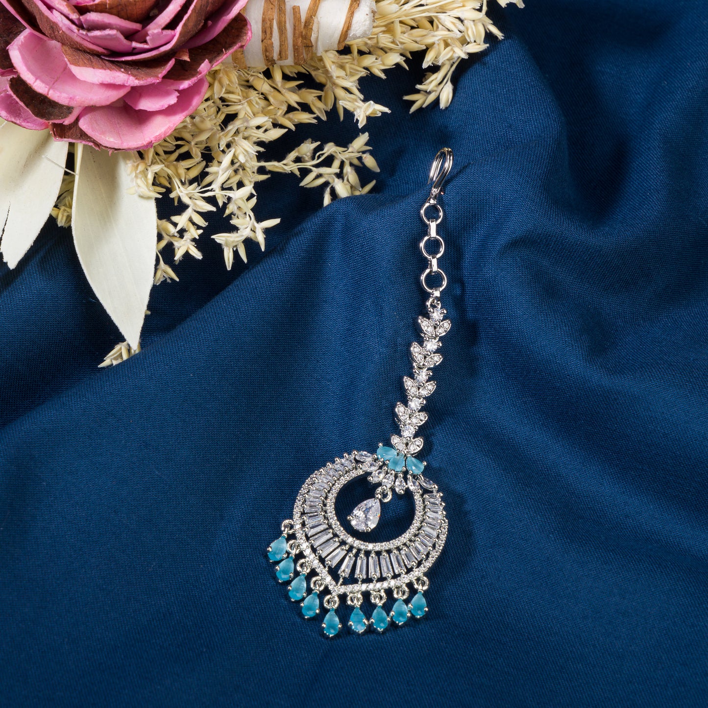 BEAUTIFUL MAANG TIKKA FEATURING AN AQUA BLUE COLOR FOR A VIBRANT AND ELEGANT ACCENT.