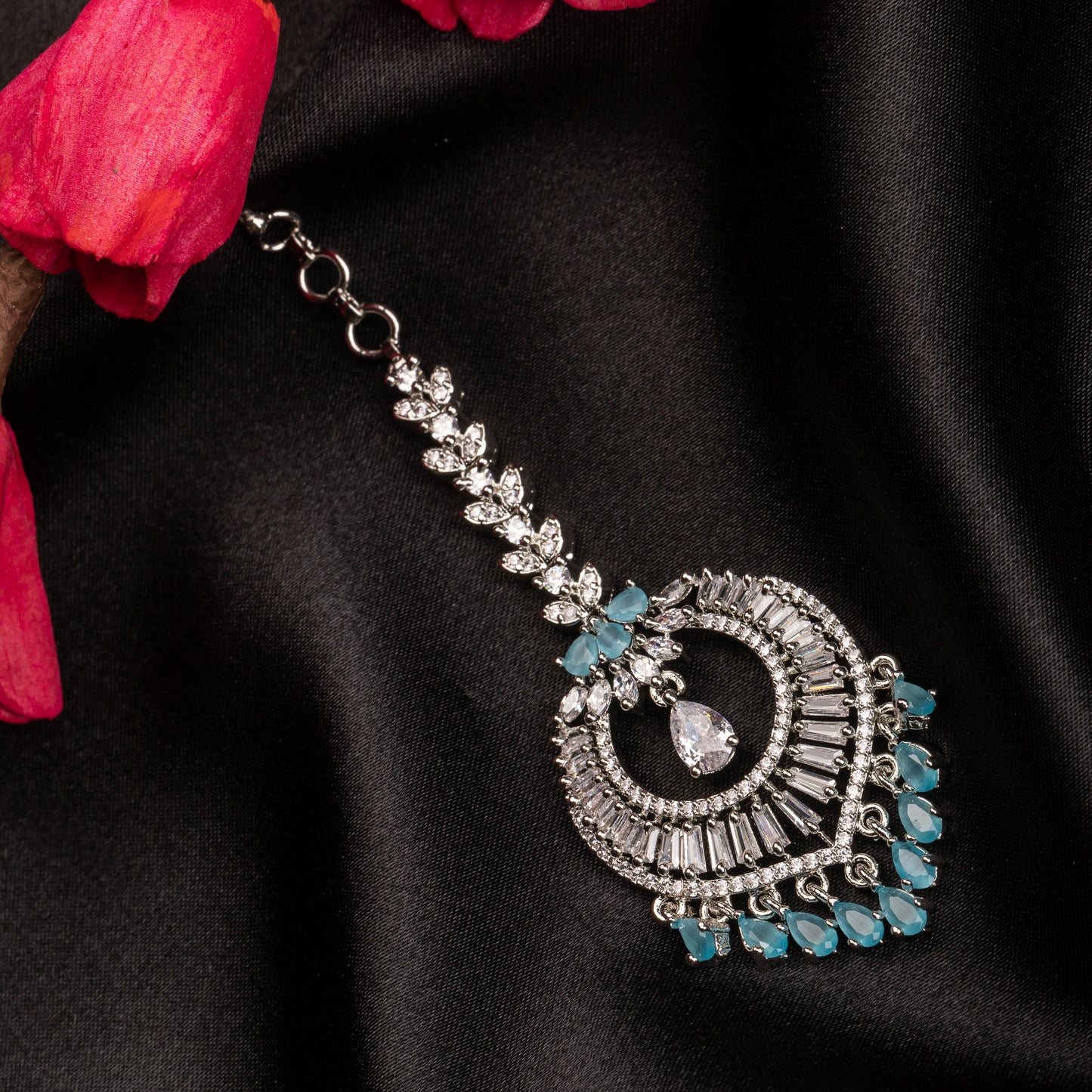 BEAUTIFUL MAANG TIKKA FEATURING AN AQUA BLUE COLOR FOR A VIBRANT AND ELEGANT ACCENT.