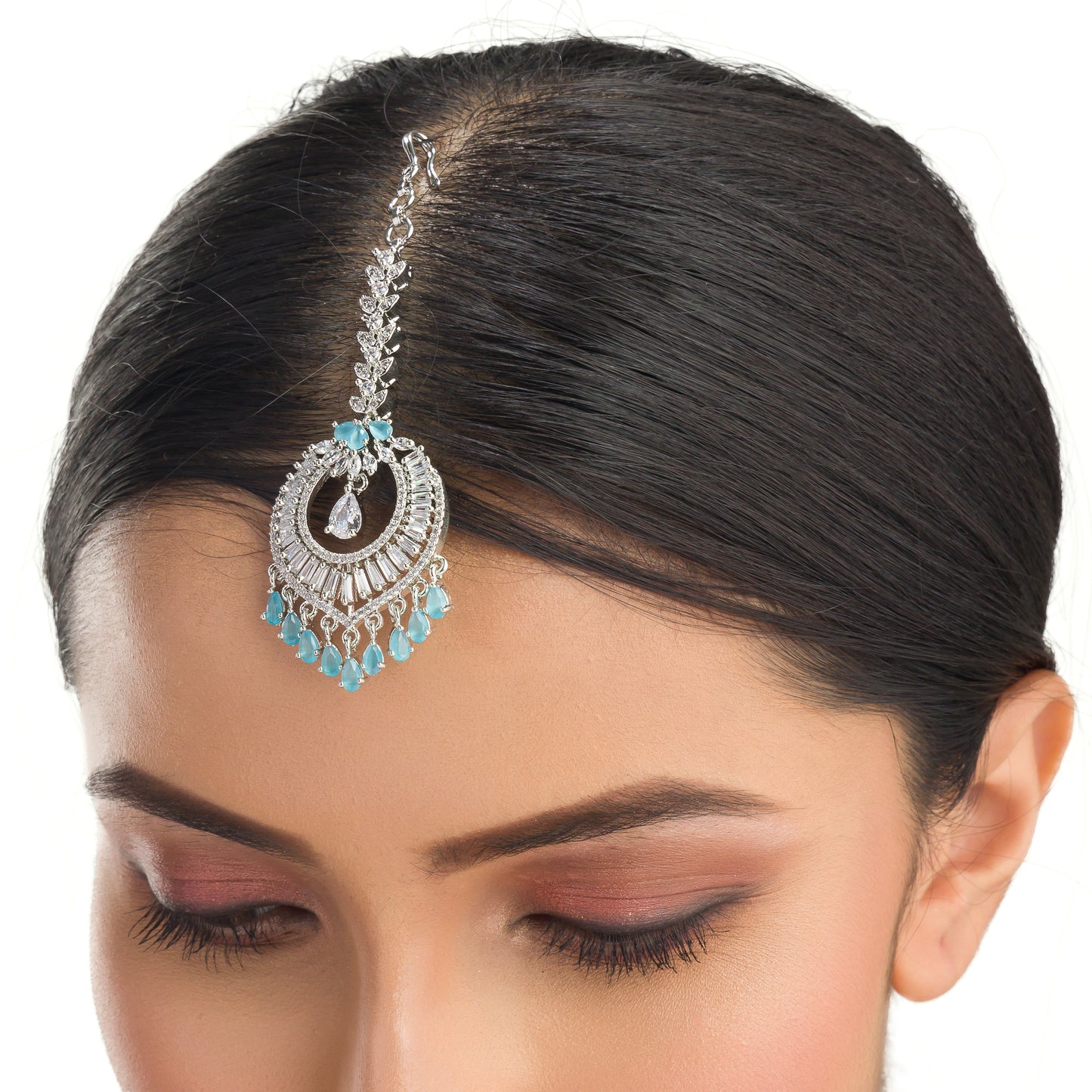 BEAUTIFUL MAANG TIKKA FEATURING AN AQUA BLUE COLOR FOR A VIBRANT AND ELEGANT ACCENT.