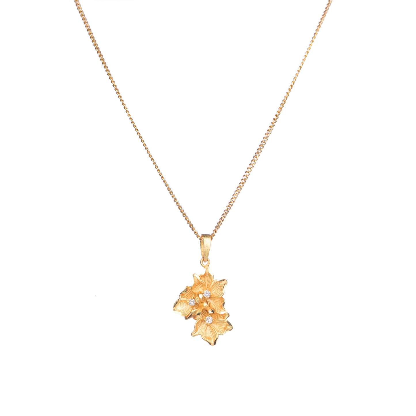 GOLD-TONE PENDANT FEATURING THREE FLOWERS.