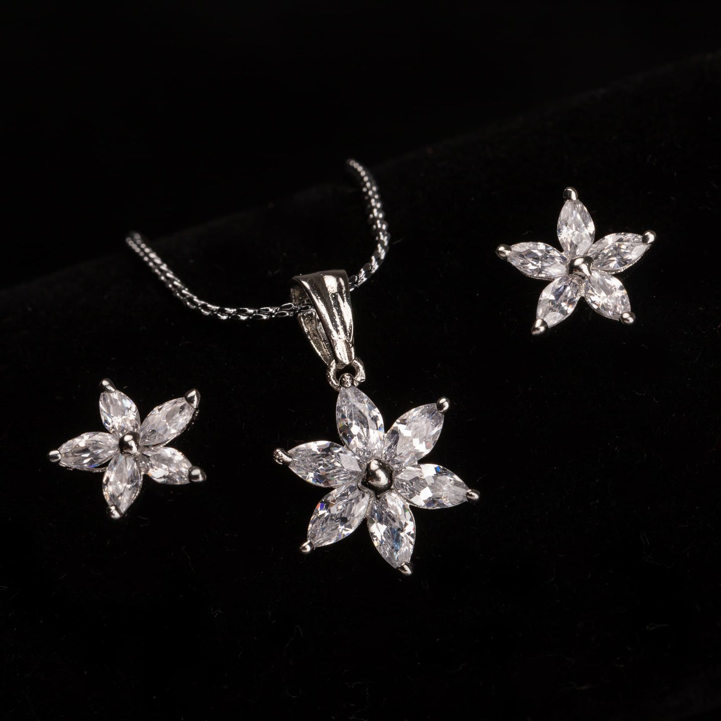 STAR SHAPE PENDENT SET