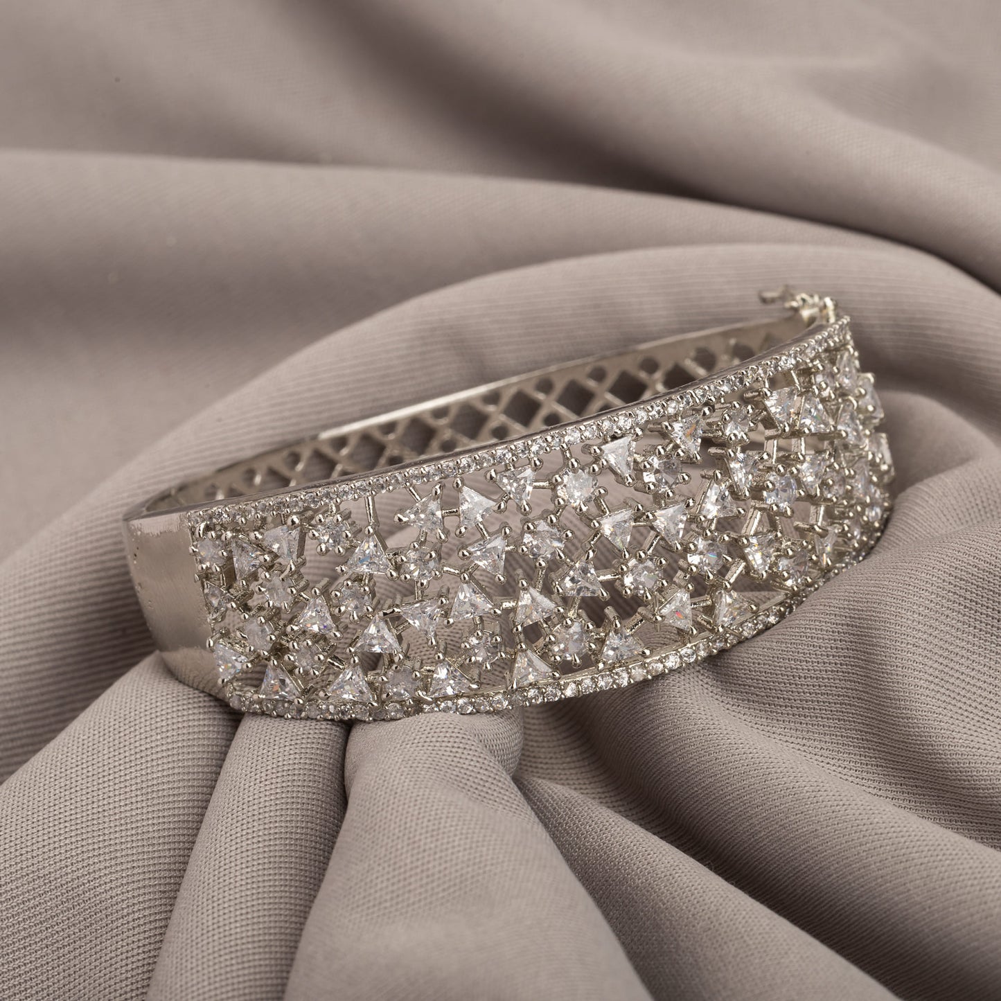 A ZIRCON BRACELET GLEAMS WITH ELEGANT SOPHISTICATION, RADIATING A CAPTIVATING BRILLIANCE.A ZIRCON BRACELET GLEAMS WITH ELEGANT SOPHISTICATION, RADIATING A CAPTIVATING BRILLIANCE.