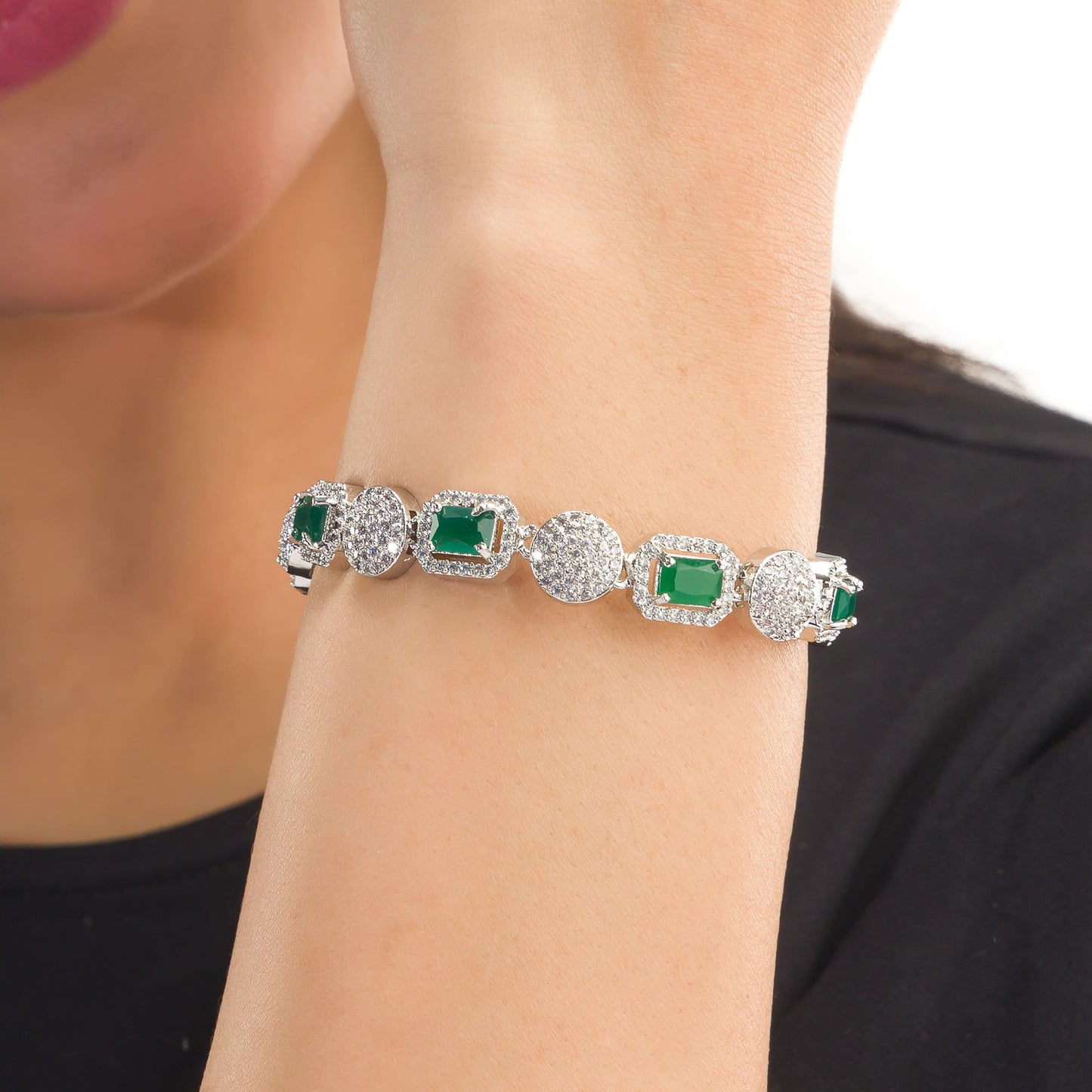 A CHAIN ZIRCON BRACELET WITH GREEN AND ZIRCON STONES COMBINES DELICATE ELEGANCE WITH VIBRANT COLOR AND SPARKLE.