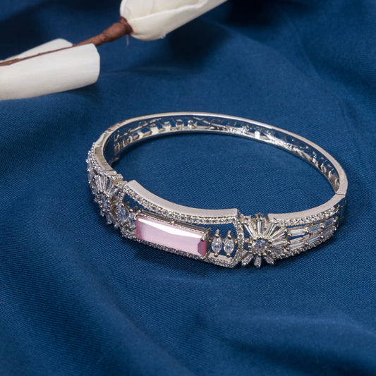 BRACELET SPARKLES WITH BRILLIANT CLARITY, SHOWCASING A SPECTRUM OF DAZZLING, GEM-LIKE RADIANCE.