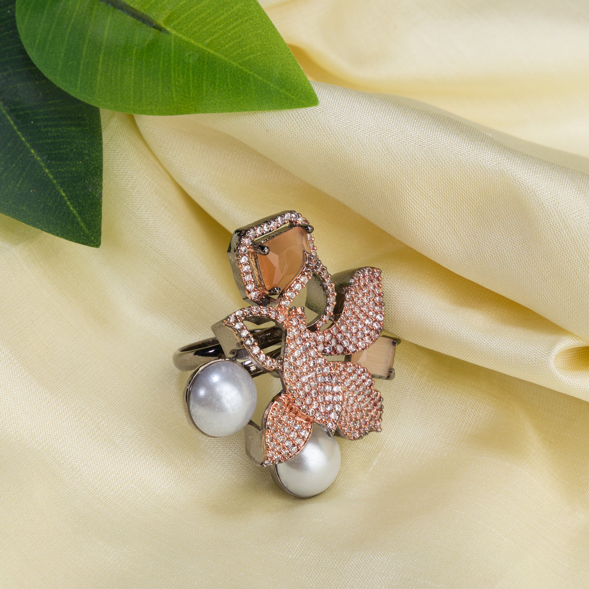 Elegant salmon zircon finger ring with pearls, combining sparkling elegance and soft sophistication."
