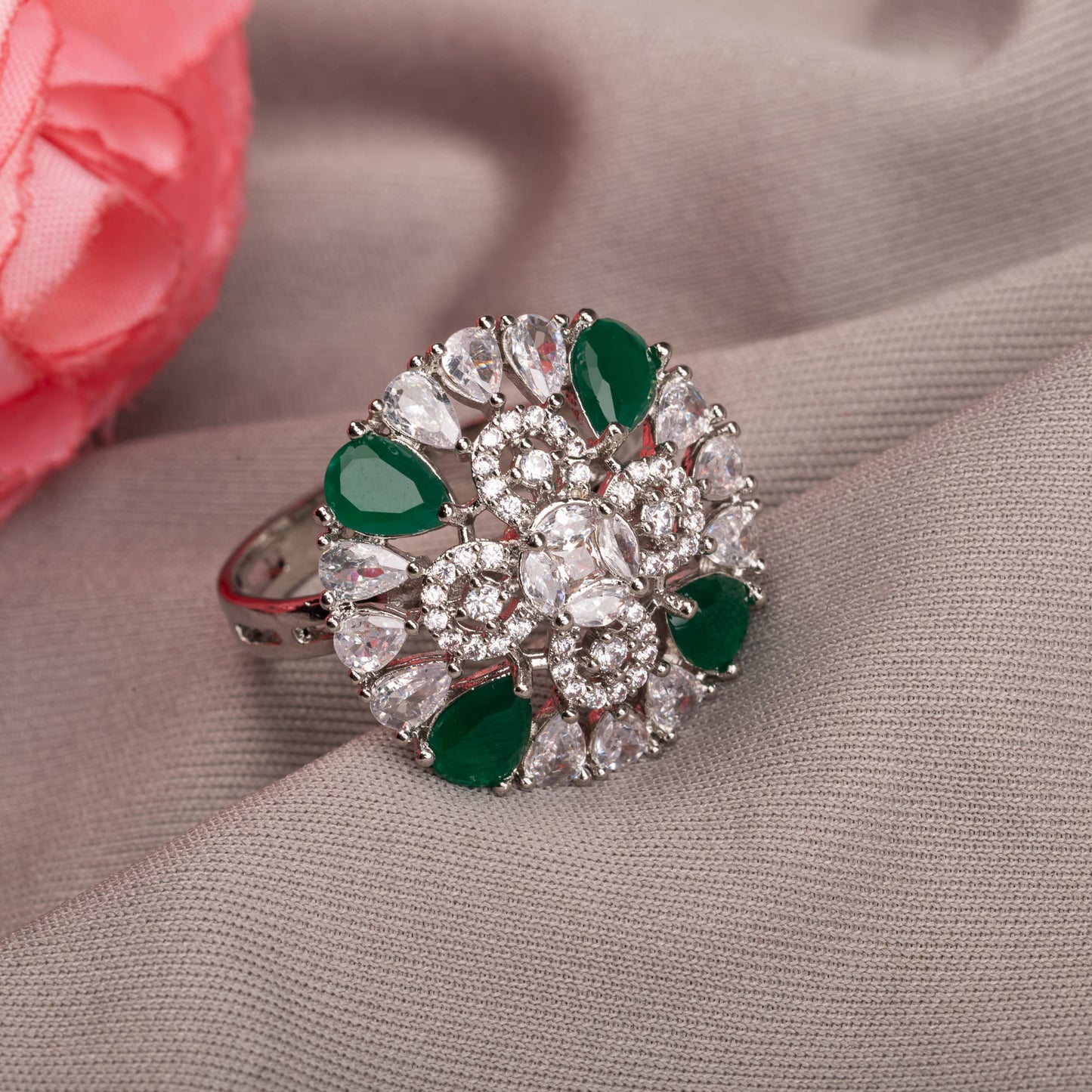 A ZIRCON AND GREEN FINGER RING BLENDS SPARKLING BRILLIANCE WITH VIBRANT, REFRESHING COLOR.