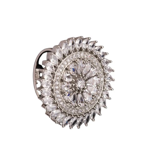 ZIRCON RING DAZZLES WITH ITS VIBRANT, DIAMOND-LIKE SPARKLE