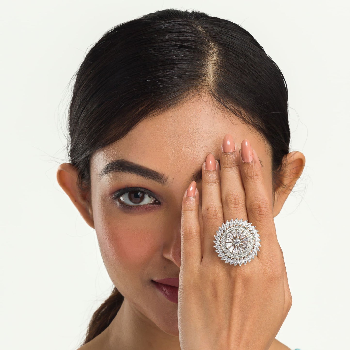 ZIRCON RING DAZZLES WITH ITS VIBRANT, DIAMOND-LIKE SPARKLE